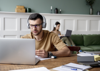 Mesmo com poucas vagas, brasileiro continua priorizando o trabalho remoto