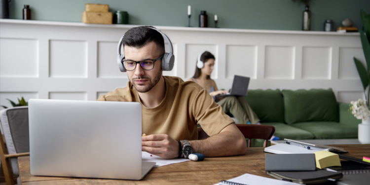 Mesmo com poucas vagas, brasileiro continua priorizando o trabalho remoto