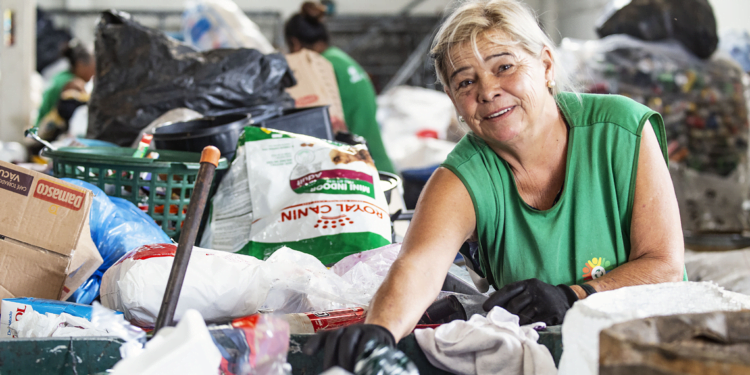 Cooperativas do DF reciclam mil toneladas de produtos por mês