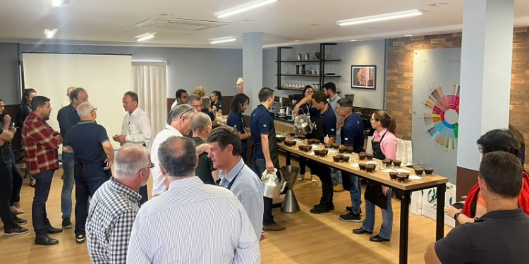 Comitiva internacional visita ES para conhecer produção sustentável do café