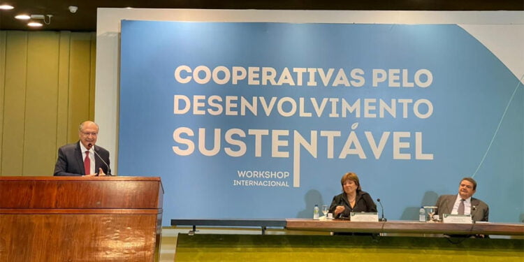 Em evento internacional no Itamaraty, defesa do fortalecimento do cooperativismo no país ganhou destaque