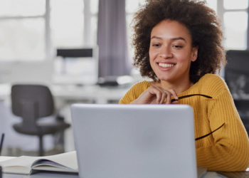 Projetos de cooperativas de crédito que capacitam mulheres são apresentadas em Fórum