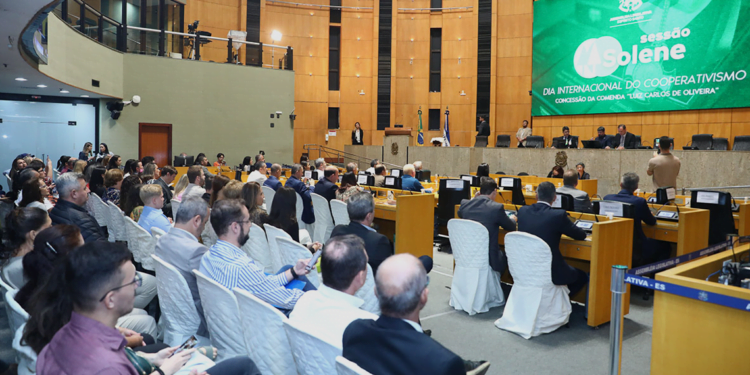 Solenidade na Assembleia Legislativa do Espírito Santo homenageia 30 personalidades do cooperativismo