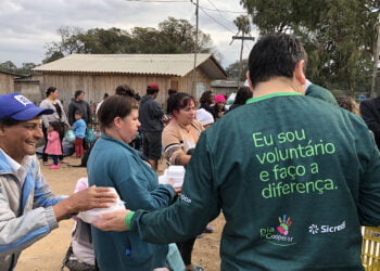 Voluntários do Sicredi se reúnem para construção de cozinha comunitária em Curitiba