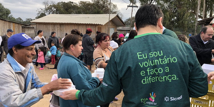 Voluntários do Sicredi se reúnem para construção de cozinha comunitária em Curitiba