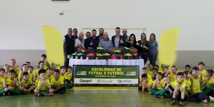 Cooperativas se unem para doação a escolinha de futebol