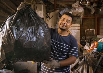 Cooperativa de reciclagem faz ação de conscientização no bairro de São José