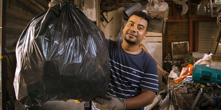 Cooperativa de reciclagem faz ação de conscientização no bairro de São José