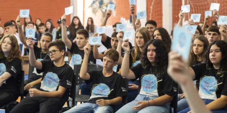 Adolescentes exercem o protagonismo por meio do cooperativismo