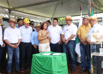 Na Vitrine de Agroecologia, governador garante recursos para pequenas cooperativas