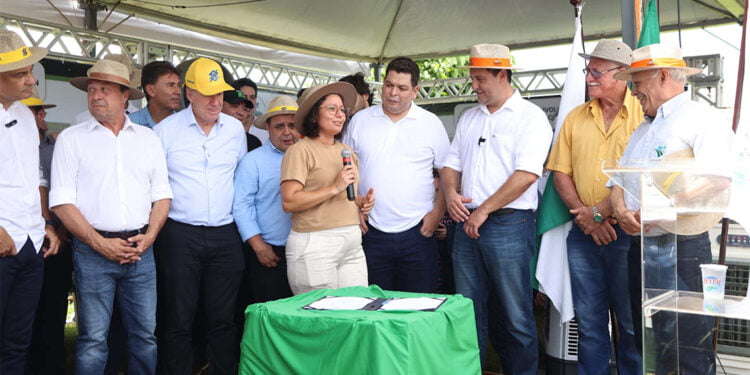 Na Vitrine de Agroecologia, governador garante recursos para pequenas cooperativas