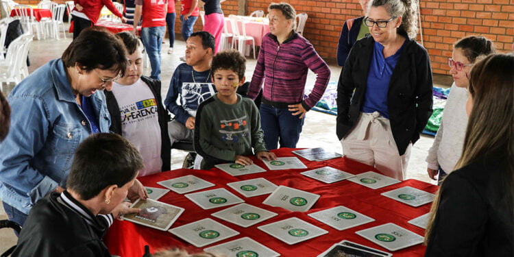 Ação Cooperada proporciona um momento lúdico, de diversão e integração para crianças e educandos. (Foto: Caroline Lorenzetti/MB Comunicação)