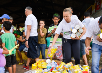 Dia de Cooperar em Toledo realiza ações de arrecadação de alimentos e entrega de computadores / Foto: Lucas Ninno/Pau e Prosa Comunicação