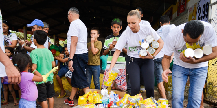 Dia de Cooperar em Toledo realiza ações de arrecadação de alimentos e entrega de computadores / Foto: Lucas Ninno/Pau e Prosa Comunicação