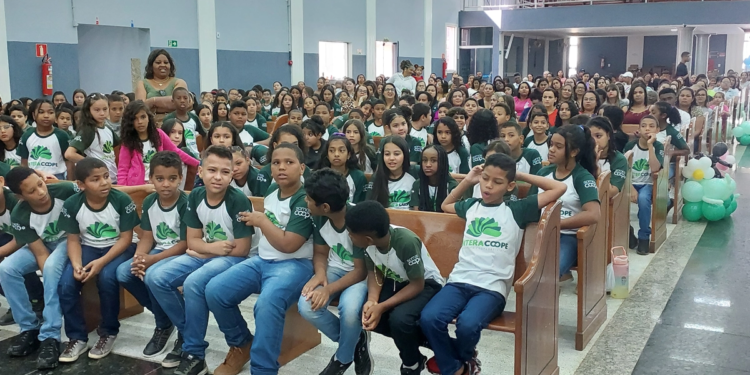 Cooperativa celebra formatura de 672 jovens em programa voltado para educação cooperativista