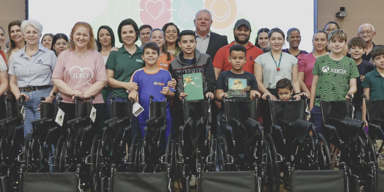 Cooperativa de saúde entrega 20 cadeiras de rodas na 12ª edição do "Eu Ajudo na Lata"