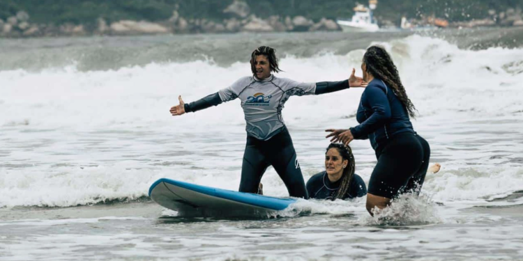 Cooperativa impulsiona inclusão social e crescimento do surfe adaptado em Florianópolis