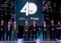 Autoridades que estiveram no evento da cooperativa. Da esquerda para a direita: Eugênio Poltronieri, Presidente da OCERGS; João Rodrigues, Prefeito de Chapecó; Romeo Bet, Presidente da Cooperalfa e Vice-presidente da OCESC; Moacir Krambeck, Presidente da Confebras; Ivair Chiella, Presidente do Conselho de Administração do Sicoob MaxiCrédito; Ênio Meinen, Diretor do Centro Cooperativo Sicoob; Rui Schneider, Presidente do Sicoob Central SC/RS e Adriana Spolti Grigol, Diretora-presidente do Sicoob MaxiCrédito.