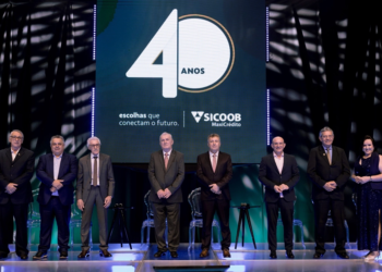 Autoridades que estiveram no evento da cooperativa. Da esquerda para a direita: Eugênio Poltronieri, Presidente da OCERGS; João Rodrigues, Prefeito de Chapecó; Romeo Bet, Presidente da Cooperalfa e Vice-presidente da OCESC; Moacir Krambeck, Presidente da Confebras; Ivair Chiella, Presidente do Conselho de Administração do Sicoob MaxiCrédito; Ênio Meinen, Diretor do Centro Cooperativo Sicoob; Rui Schneider, Presidente do Sicoob Central SC/RS e Adriana Spolti Grigol, Diretora-presidente do Sicoob MaxiCrédito.