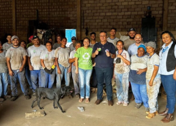 Cooperados da Fenix Carrosel com o vereador Denício Trindade e os colaboradores do Sistema OCB/GO Laura Sampaio e Emanuell Lopes.