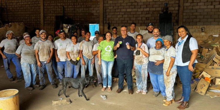 Cooperados da Fenix Carrosel com o vereador Denício Trindade e os colaboradores do Sistema OCB/GO Laura Sampaio e Emanuell Lopes.