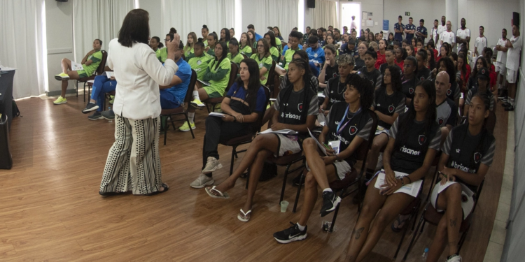 Cooperativa promove educação financeira para equipes da Copinha Feminina 2024