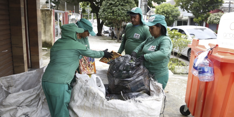 Cooperativas têm papel importante na destinação correta do lixo em Salvador