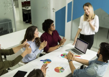 Por que empoderar vozes diversas é importante nos negócios – e como fazer isso