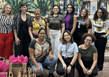 Sistema de cooperativa financeira doa 100 kits de higiene para Ouvidoria da Mulher