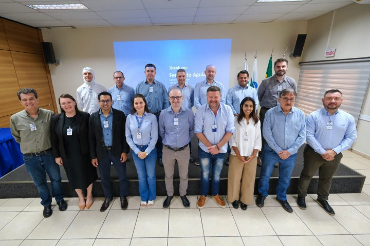Cooperativa agroindustrial recebe vice-embaixador do Reino Unido 2 2cvale 19 05 2025.jpg copiar