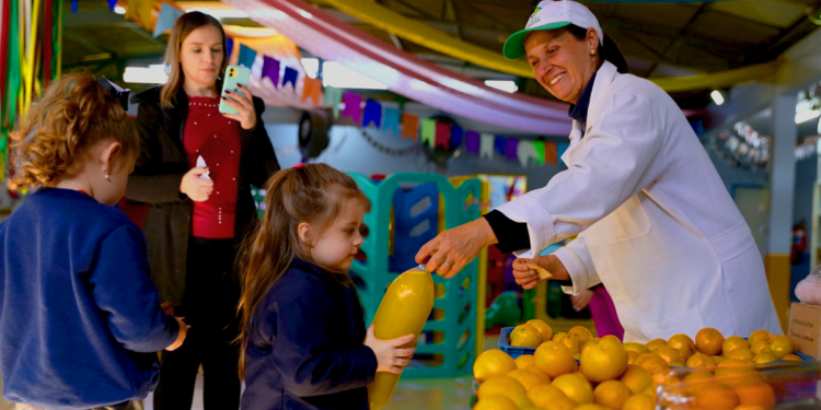 Cooperativas assinam contrato para fornecer alimentos a escolas do ES