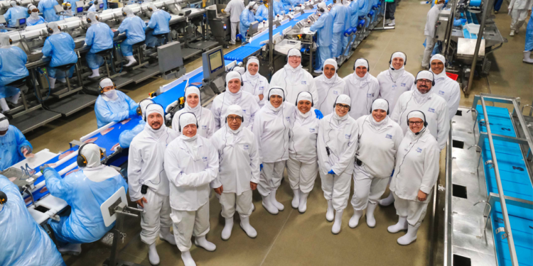 Cooperativa agroindustrial recebe vice-embaixador do Reino Unido