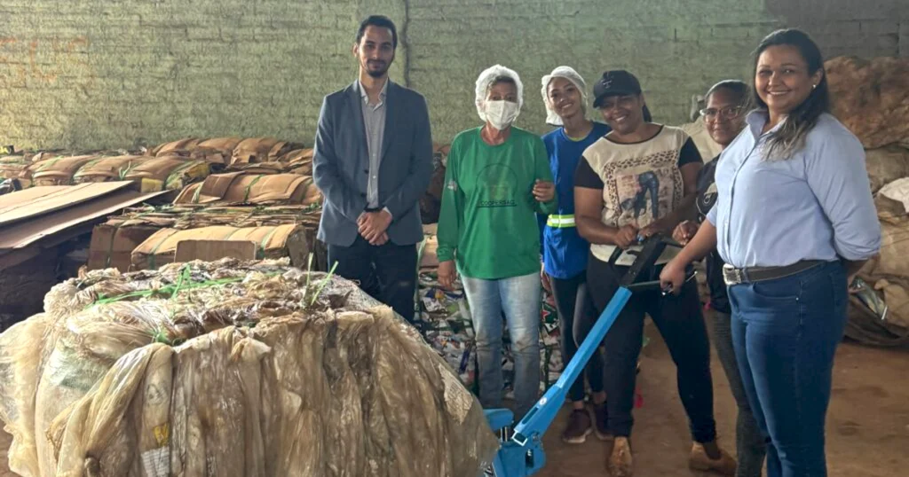 Cooperativas de coleta seletiva ampliam produção por meio de incentivos e iniciativas de aprimoramento 3 Catadores GO