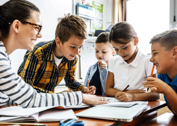 Cooperativa financeira amplia acesso à educação com doação de mais de 2 mil kits escolares