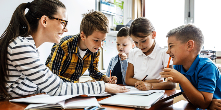 Cooperativa financeira amplia acesso à educação com doação de mais de 2 mil kits escolares