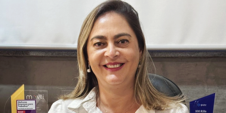 Elaine Bernardes é diretora de Gente da Leega Consultoria