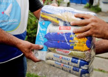 Cooperativa financeira e time de futsal promovem ação que alia esporte e solidariedade para recolher alimentos