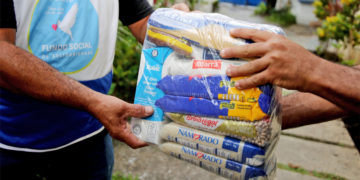 Cooperativa financeira e time de futsal promovem ação que alia esporte e solidariedade para recolher alimentos