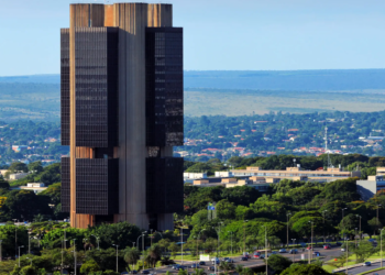 Copom eleva a taxa Selic para 15,00% a.a.