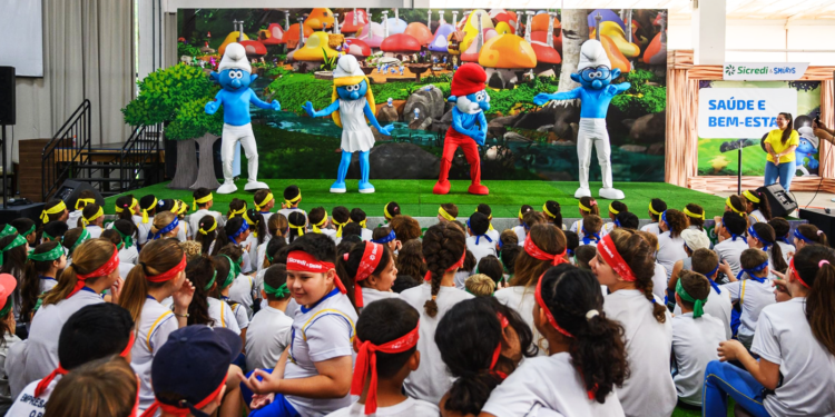 Em parceria, cooperativa financeira e Smurfs dialogam sobre sustentabilidade em ação para crianças paranaenses