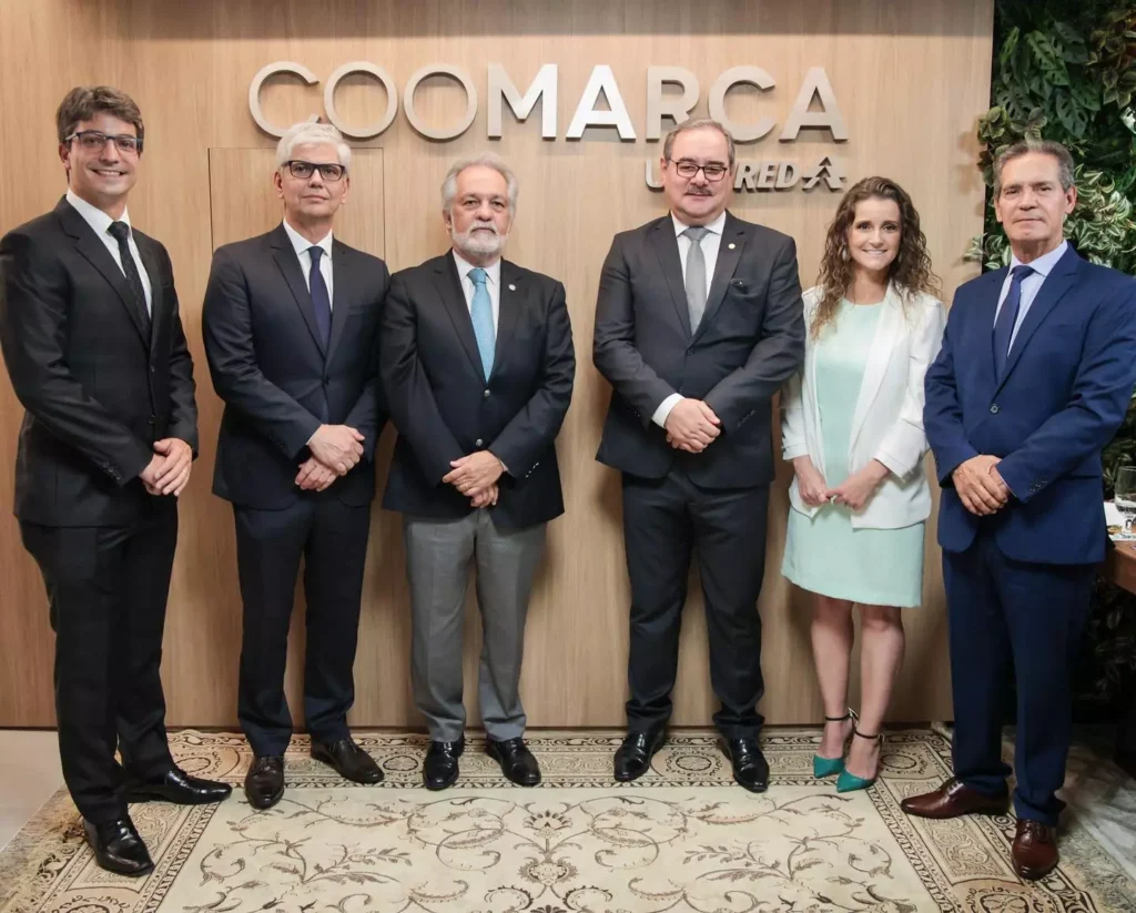 Cooperativa financeira catarinense e APESP firmam parceria para promover crescimento financeiro de associados 2 coomarca