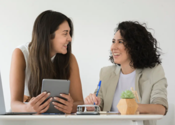 mulheres de negocios sorrindo um para o outro