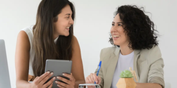mulheres de negocios sorrindo um para o outro