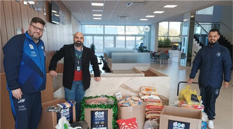 Cooperativa financeira e time de futsal promovem ação que alia esporte e solidariedade para recolher alimentos 2 sicoob 2