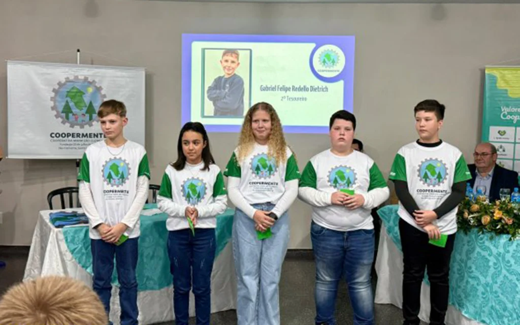 Instituição financeira cooperativa apoia criação de cooperativa mirim com protagonismo estudantil no Paraná 2 2 1