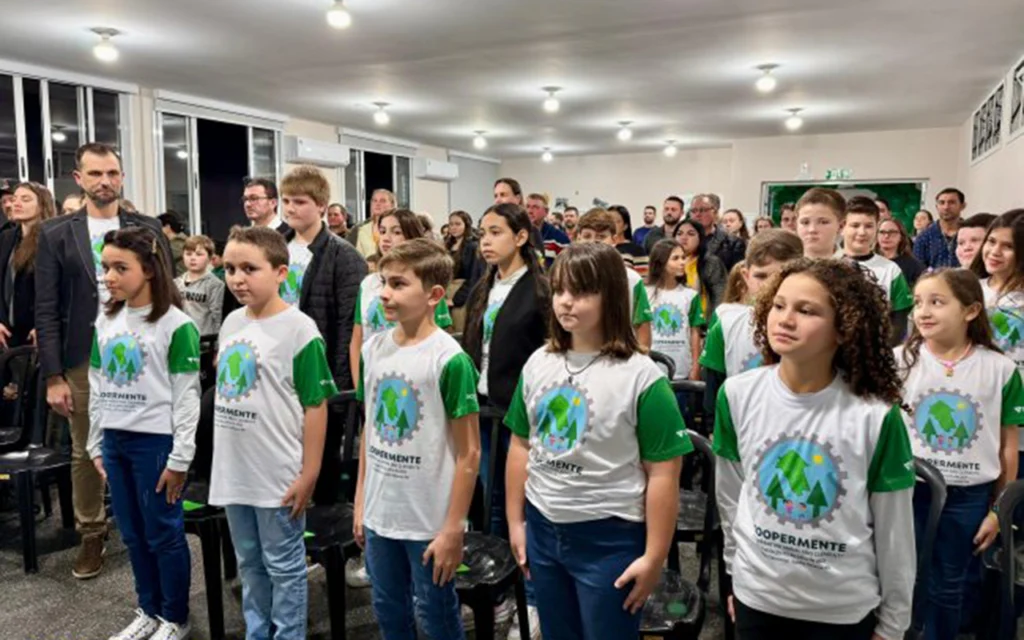 Instituição financeira cooperativa apoia criação de cooperativa mirim com protagonismo estudantil no Paraná 4 3 1