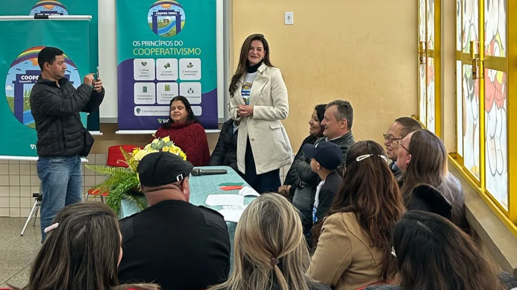 Cooperativa financeira paranaense celebra a abertura da 30ª Cooperativa Mirim no estado 3 3 copiar