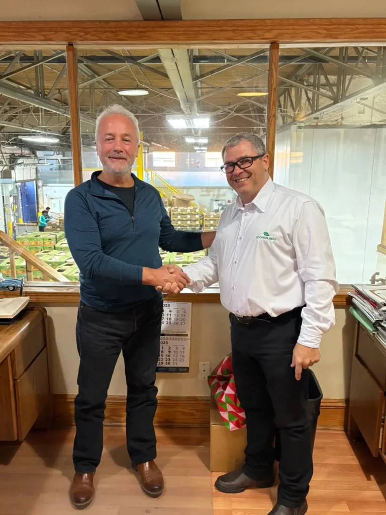Anthony Formusa a esq. CEO da National Produce Marketing Inc. e Anselmo Spadao a dir. gestor da Cooperlimao na sede da empresa canadense copiar