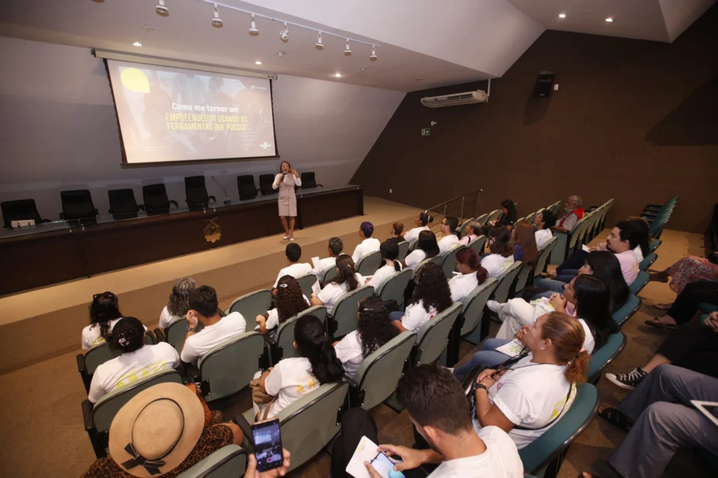 Frentes Parlamentares de Empreendedorismo e Cooperativismo promovem capacitação para jovens amazonenses 2 Frente Parlamentar AM copiar