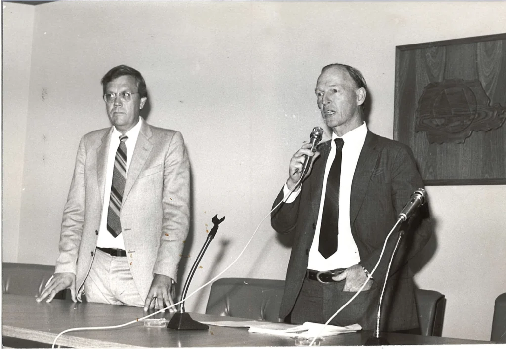 Jornalista Joelmi Betting e Guntolf van Kaick palestra na Ocepar decada de 1970 copiar